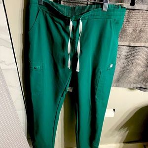 Figs yola skinny scrub pants in Hunter green